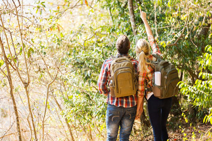 Junges Paar beim Wandern