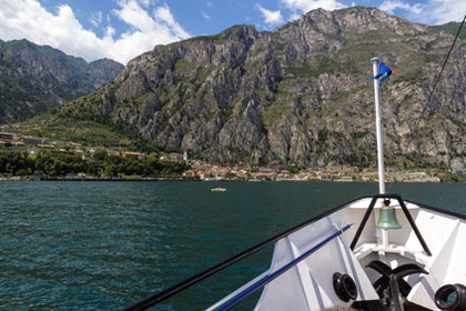 Fähre auf dem Gardasee vor Limone sul Garda