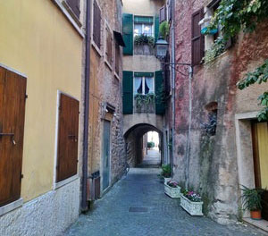 Bild einer Gasse in Torri del Benaco